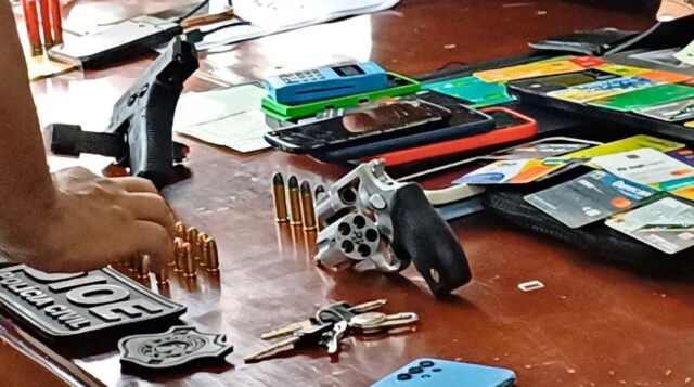 Também houve apreensões de armas, cartões e máquinas de cartão