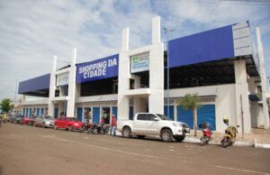 Comerciante denuncia prefeitura na polícia por desocupação de box no Shopping da Cidade