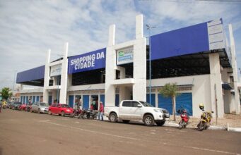 Comerciante denuncia prefeitura na polícia por desocupação de box no Shopping da Cidade