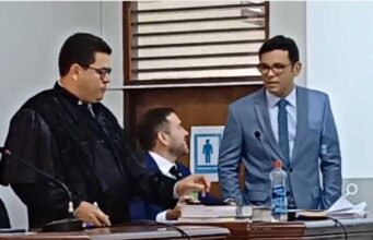 Segue julgamento do homem que matou a ex, uma funcionária dela e feriu mais uma mulher Na imagem, os representantes do Ministério Público