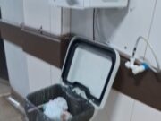 Funcionários da limpeza do Socorrão fazem manifestação cobrando pagamentos Lixeira cheia de lixo por falta do trabalho de limpeza durante a manifestação