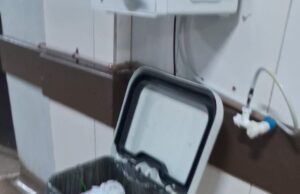 Funcionários da limpeza do Socorrão fazem manifestação cobrando pagamentos Lixeira cheia de lixo por falta do trabalho de limpeza durante a manifestação