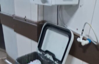 Funcionários da limpeza do Socorrão fazem manifestação cobrando pagamentos Lixeira cheia de lixo por falta do trabalho de limpeza durante a manifestação