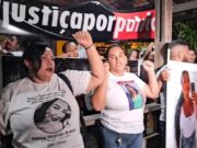 Familiares de Patrícia Almeida e Patrícia Medrado, vítimas de feminicídio, fazem manifestação em frente à delegacia Familiares das vítimas cobram justiça