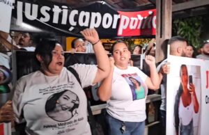 Familiares de Patrícia Almeida e Patrícia Medrado, vítimas de feminicídio, fazem manifestação em frente à delegacia Familiares das vítimas cobram justiça