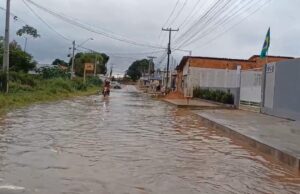 Chuva deixa estragos em Imperatriz nesta segunda-feira (18) Avenida São Sebastião alagada nesta segunda-feira (18)