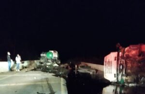 Acidente com carreta deixa combustível espalhado na BR-010 em Imperatriz A carreta ficou partida em duas partes por causa do forte impacto