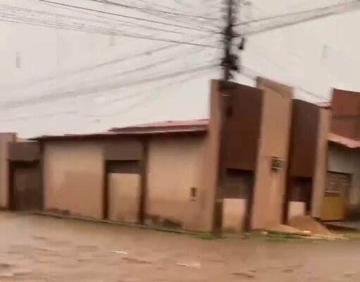 Dia de caos em Imperatriz por causa da falta de infraestrutura que piora com os alagamentos