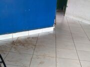 Funcionários da limpeza da UPA São José e do Socorrão cobram salários atrasados Imagem da UPA do São José com muita sujeira na recepção