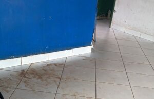 Funcionários da limpeza da UPA São José e do Socorrão cobram salários atrasados Imagem da UPA do São José com muita sujeira na recepção