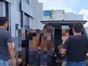 Bandidos são presos por sequestro e tortura da vítima com transmissão pelas redes sociais Imagem divulgada pela polícia e que mostra o momento da prisão