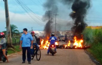 Moradores interditam acesso ao bairro Sebastião Régis para cobrar infraestrutura em Imperatriz