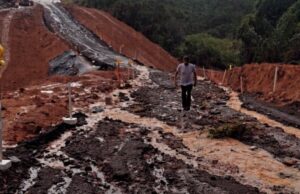Trabalho não deu certo: pista improvisada não resiste às chuvas e trânsito está interrompido na BR 222