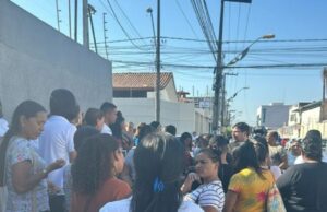 Servidores da educação cobram pagamento de salários em Imperatriz