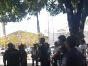 Servidores da educação começam mais uma semana cobrando pagamento de salários