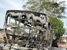 Ônibus pegam fogo na garagem da empresa em Imperatriz