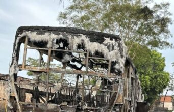 Ônibus pegam fogo na garagem da empresa em Imperatriz