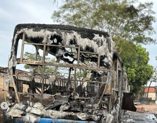 Ônibus pegam fogo na garagem da empresa em Imperatriz